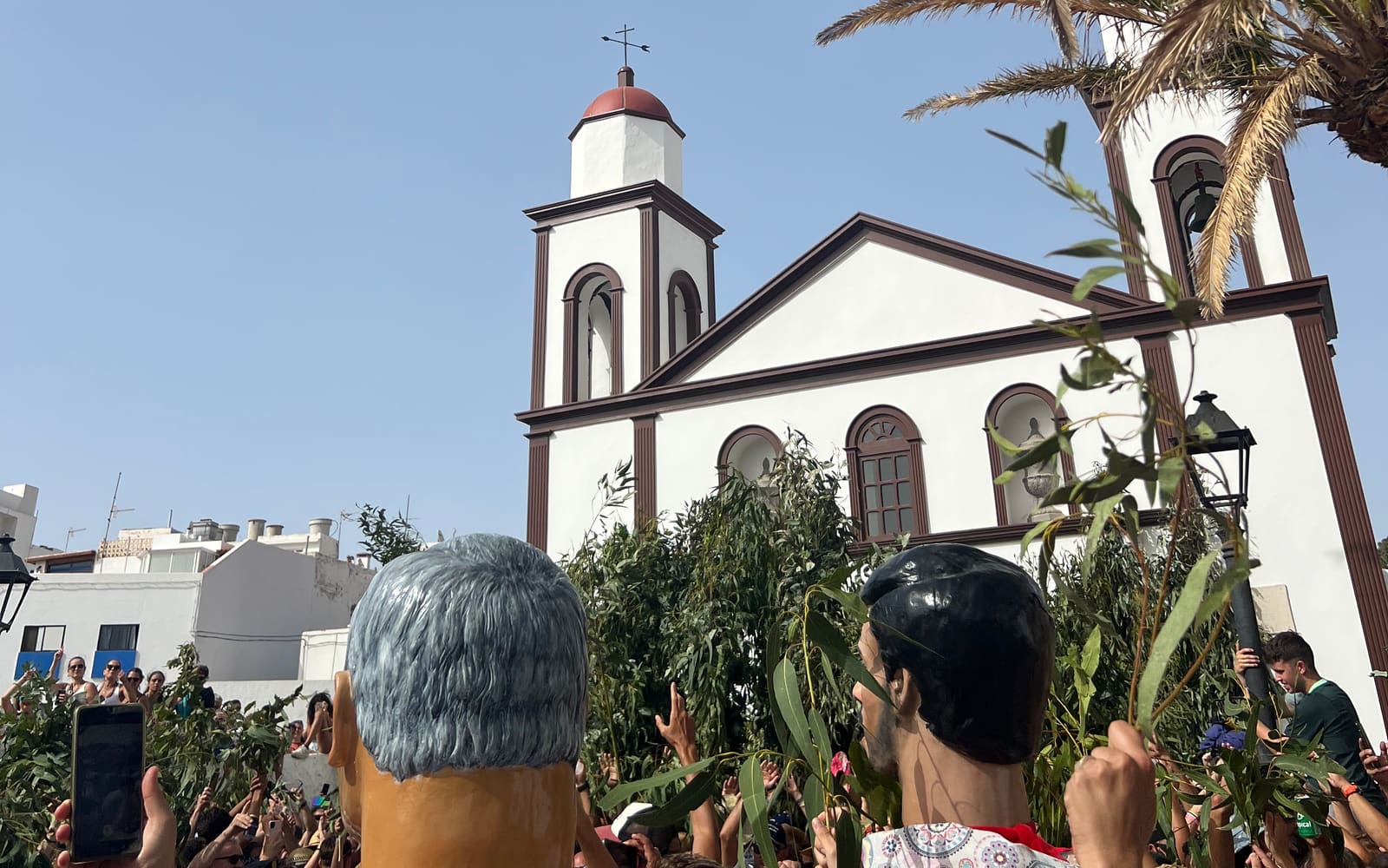 Bajada de la Rama en Agaete: papagüevos y ramas en alto ante la iglesia de Nuestra Señora de la Concepción