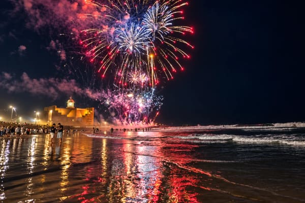 Fuegos artificiales sobre Las Canteras