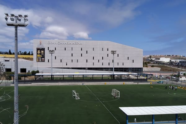 Fachada del Gran Canaria Arena vista desde la calle Fondos de Segura, en Siete Palmas