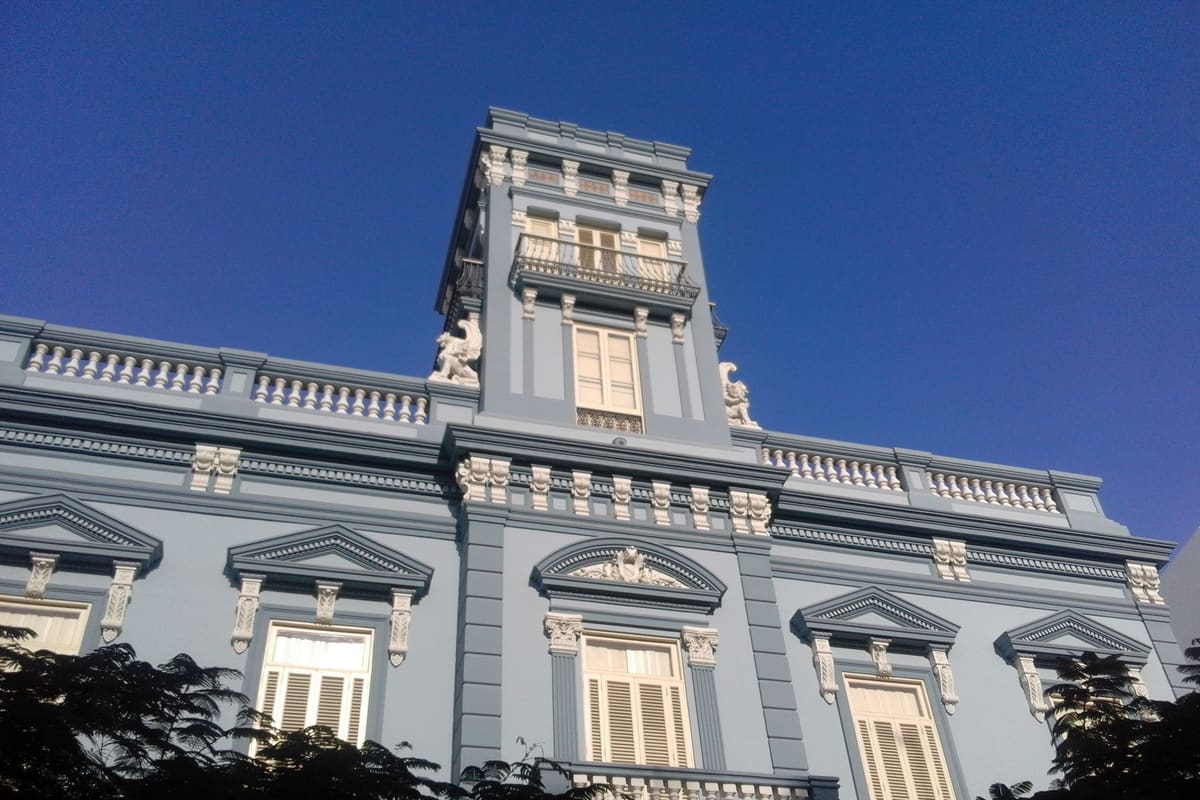 Fachada modernista del Palacete Rodríguez Quegles, en azul y blanco, con su torreón central