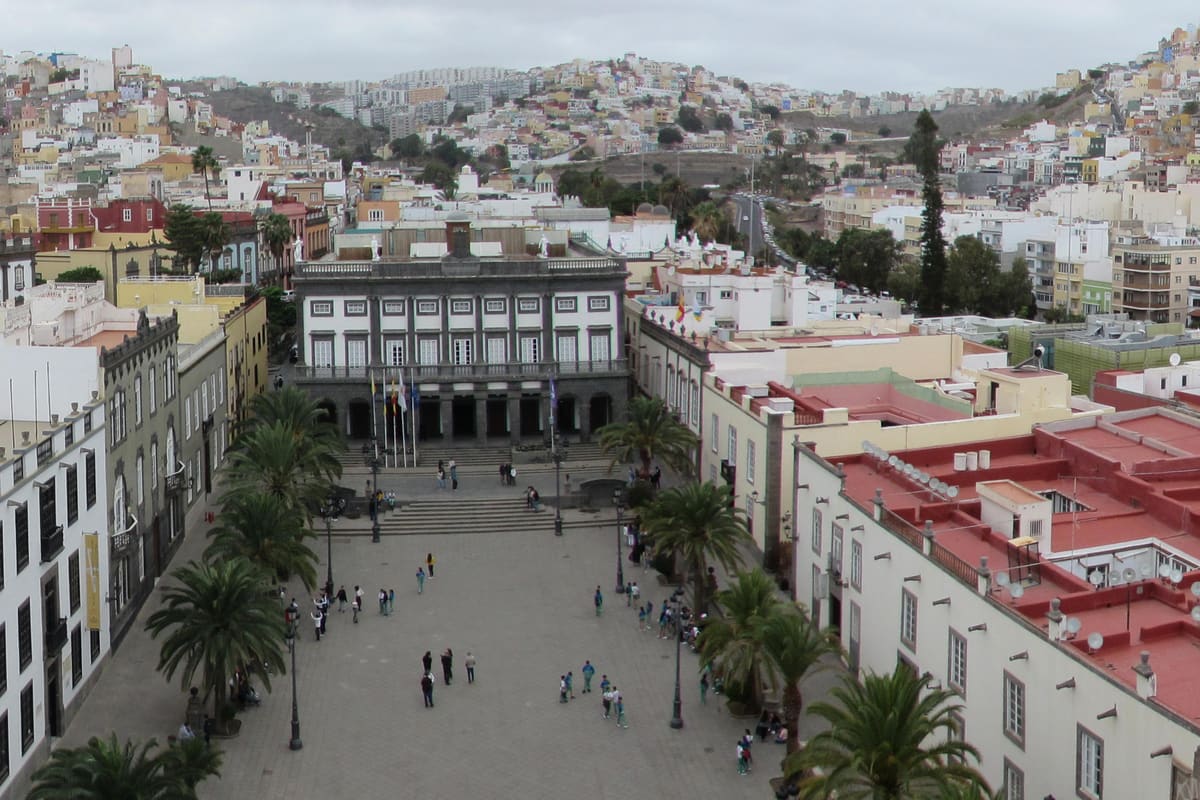 La Plaza de Santa Ana de Las Palmas de Gran Canaria con la Catedral al fondo