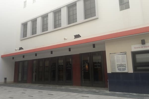 Entrada y taquillas del Teatro Cuyás, con su marquesina roja sobre las puertas de acceso
